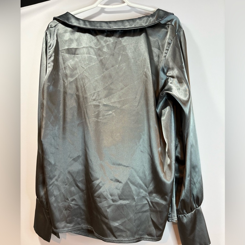 PrettyLittleThing Metallic Silver Drape Top - Picture 3 of 3